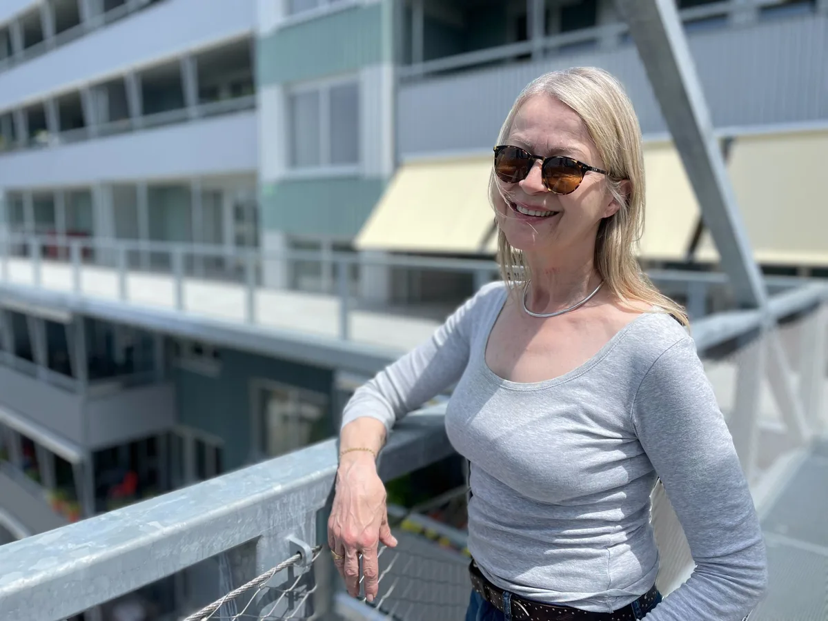 Doris Schwager ist von der Wohnqualität im Westhof begeistert.  Bild von einer Frau mit Sonnenbrille, die in die Kamera lächelt